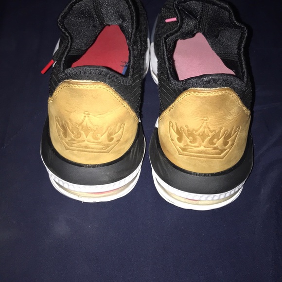 Lebron 16 - Picture 5 of 8